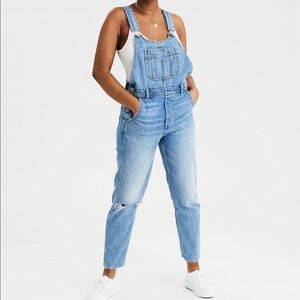 ✨HOST PICK✨NWT AE 90’s Boyfriend Overalls!